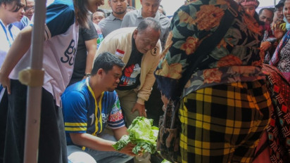 Hendri dan Bobby Nasution Belanja Sembako di Pasar Doloksanggul
