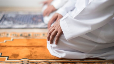 Simak Tata Cara Shalat Tahajud Lengkap dengan Arti dan Niatnya