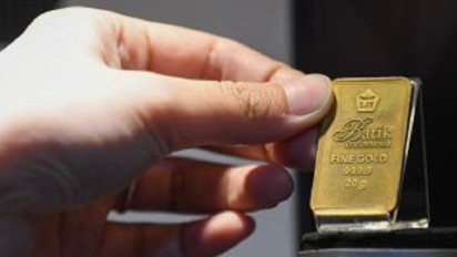 Kilau Emas 'Dicuri' Trump, Penurunan Harga Emas Diramal Masih Terus Berlanjut