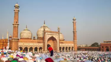 Ilustrasi kegiatan ibadah berjamaah di masjid