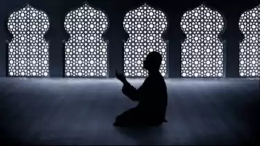 Ilustrasi berdoa setelah qadha shalat yang ditinggal puluhan tahun