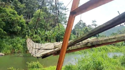 Jembatan Gantung Penghubung Tiga Desa di Tanggamus Lampung Rusak Parah, Anak-anak Kehilangan Akses Sekolah