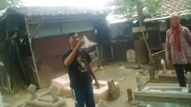 Ilustrasi kuburan atau makam di halaman rumah