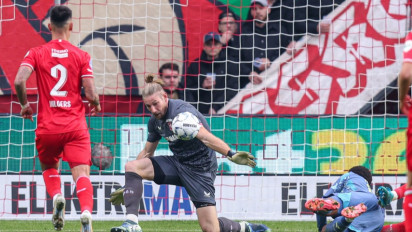 Sempat Tampil Sebagai Starting Eleven di FC Twente Vs Ajax, Mees Hilgers Ditarik Keluar Karena Cedera?