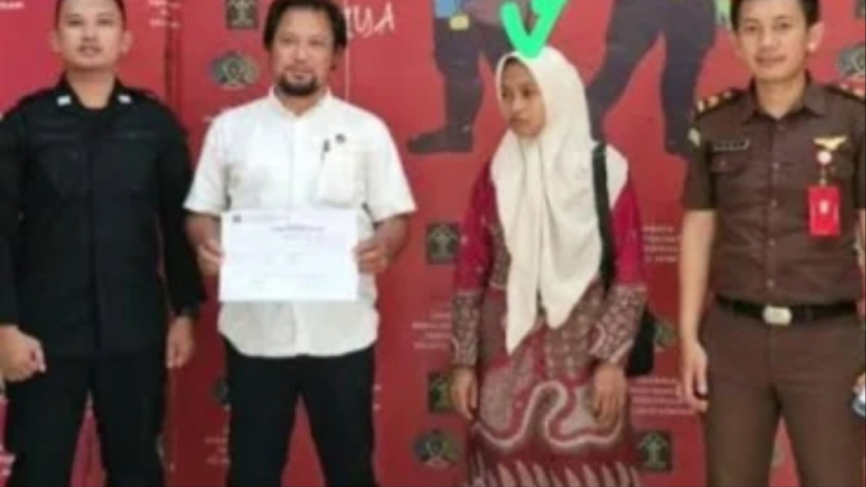 Pilu, Ini Isi Surat Siswi SDN 4 Baito untuk Guru Supriyani yang Dipolisikan Aipda WH: Sampai Akhir Hidup Kita Akan...
            - galeri foto
