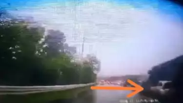Rekaman dashcam memperlihatkan mobil putih selamat dari kecelakaan beruntun di Tol Purbaleunyi KM 92, Senin (11/11).