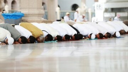 Tolong Lebih Hati-hati pakai Sajadah saat Shalat, Kata Buya Yahya Jangan sampai Merusak Shaf