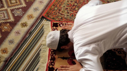 Ternyata Bukan Cuma Rezeki yang Mengalir Tapi Diri Juga Bisa Terhindar dari Musibah,  Ustaz Adi Hidayat: Itu Keutamaan Waktu Kedua Shalat Dhuha