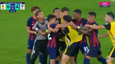 Wonderkid Timnas Malaysia Arif Aiman Tonjok Tommy Mawat