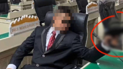 Heboh! Siswa SMA di Bandar Lampung Pegang Mirip Pistol di Ruang Rapat Paripurna DPRD Lampung