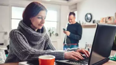 Ilustrasi istri sibuk kerja sampai kasih nafkah dari gaji kepada istri