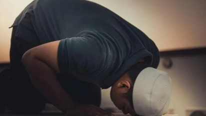 Jangan Sembarangan! Ustaz Adi Hidayat Ingatkan Cara Doa yang Benar dalam Sujud