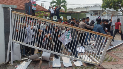 Massa Desak Pemecatan Oknum Panwascam, Demo di Bawaslu Jember Berujung Rusaknya Gerbang