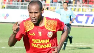Mantan legenda Timnas Indonesia, Elie Aiboy berseragam Semen Padang