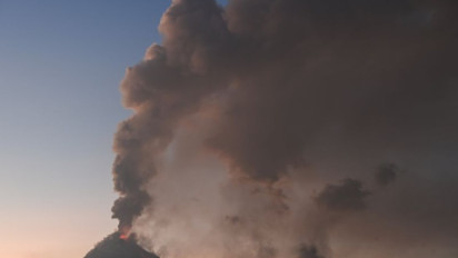 Erupsi Gunung Lewotobi Bikin Dunia Ketar-ketir, 6 Penerbangan Internasional Sampai Dibatalkan