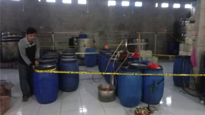 Polisi Bongkar Kasus Pembuatan Miras di Gudang Tangerang Selatan, Sejumlah Drum Diamankan
