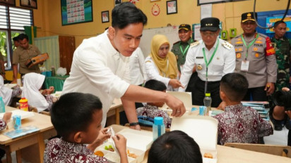 Wapres Gibran Bagikan 800 Paket Makan Bergizi Gratis di SDN 103 Inpres Hasanuddin, Menunya Berisi Nasi, Ayam, Hingga Susu