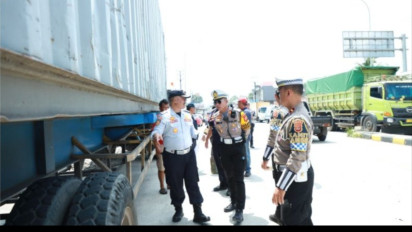 Razia di Tol Bocimi, Polisi Temukan Belasan Truk Langgar Aturan Muatan