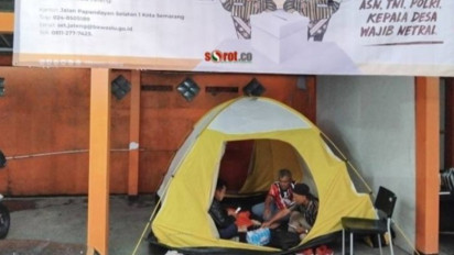 Geram dengan Kinerja Bawaslu, Arif-Rista Guard Dirikan Tenda Camping di Depan Kantor Bawaslu Kebumen