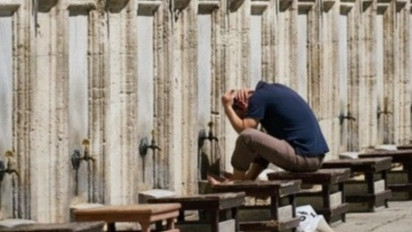 Suami Istri Sudah Wudhu Tak Sengaja Bersentuhan, Siapa yang Batal? Buya Yahya Jelaskan Pandangan Berbagai Mazhab