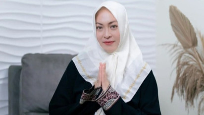 Kisah Hijrah Angelina Sondakh yang Hidupnya Diterpa Ujian Usai Sepeninggal Adjie Massaid: Modal Sajadah dan Al-Qur’an