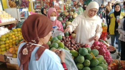 Blusukan ke Pasar Baru Gresik, Khofifah Disambati Pedagang Buah Sepi Pembeli