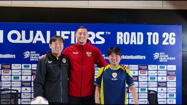 Momen Shin Tae-yong Paksa Ajak Tangan Kanannya Berfoto Bersama Jay Idzes Demi Tak Terlihat Pendek