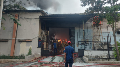 Kebakaran Gudang Tiner di Genuk Semarang, Asap Hitam Terlihat Membumbung Tinggi