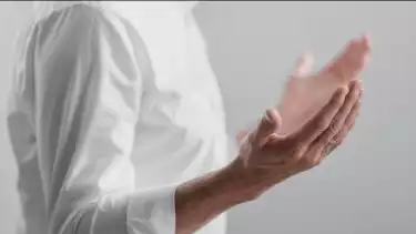 Ilustrasi khatib berdoa - Teks khutbah Jumat