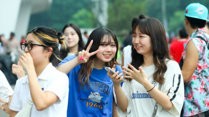 Bikin Salfok, Potret Cantik Para Suporter Jepang yang Hadir di Stadion Gelora Bung Karno dalam Laga Timnas Indonesia