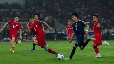 Timnas Indonesia saat melawan Jepang di Stadion Utama Gelora Bung Karno (SUGBK), Jakarta pada Jumat (15/11).