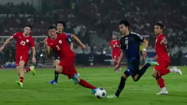 Timnas Indonesia saat melawan Jepang di Stadion Utama Gelora Bung Karno (SUGBK), Jakarta pada Jumat (15/11).