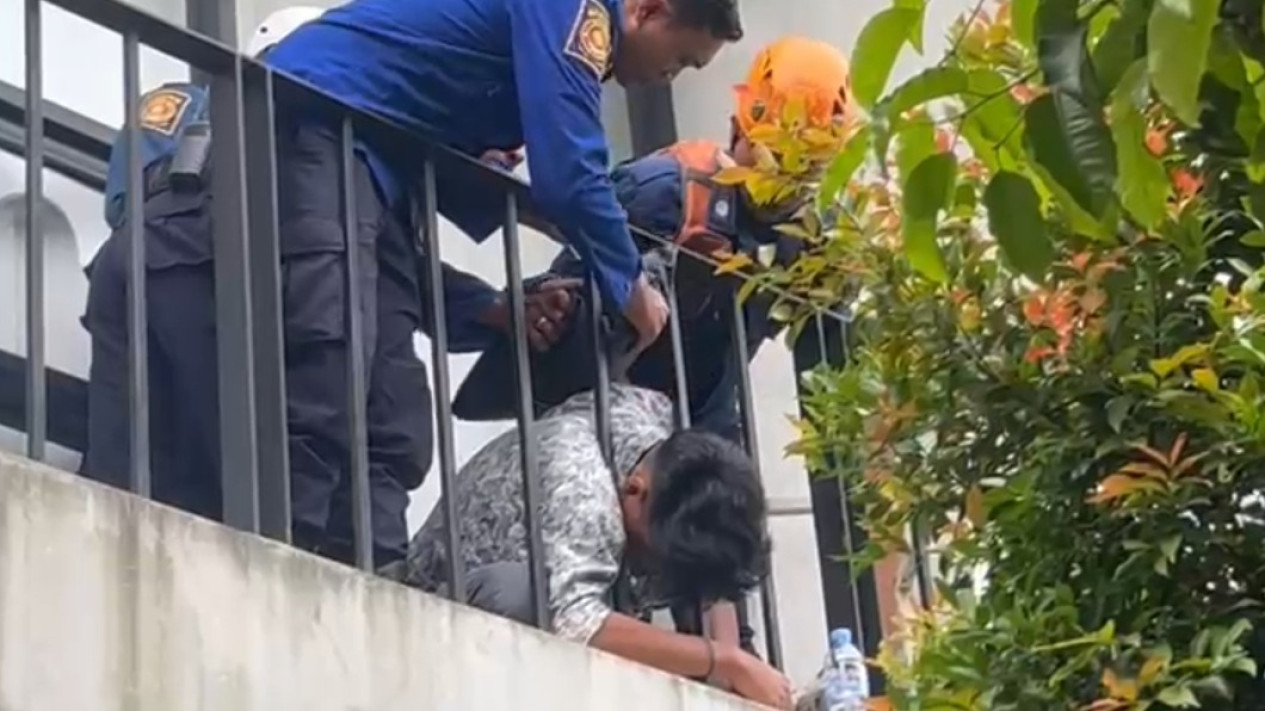 "Gak Habis Fikri!" Gegara Iseng Masukan Kepala ke Pagar Berujung Tersangkut
            - galeri foto