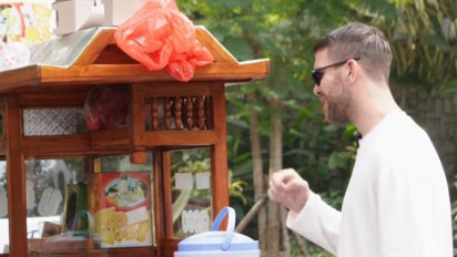 Viral Video Maarten Paes Beli Bubur Ayam Pinggir Jalan Pakai Outfit Stylish: Bang Bubur Ayam Satu!