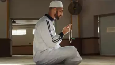 Ilustrasi membaca zikir anjuran Rasulullah SAW setelah shalat Subuh