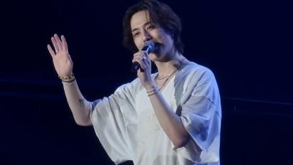 Fan Service Juara, Yugyeom Blusukan ke Bangku Penonton hingga Puji Ahgase Cantik