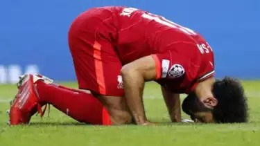 Pemain Sepak Bola Dunia Mohamed Salah Ketika Lakukan Selebrasi Sujud Syukur Usai Mencetak Gol ke Gawang Lawan