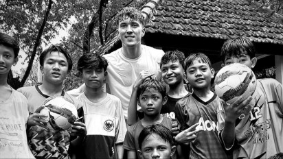 Netizen Girang Lihat Ole Romeny Makin Melokal: Hujan-hujanan Main Bola Plastik Bareng Bocil Komplek