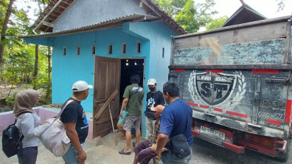 Polisi dan Pecinta Anjing Grebek Gudang Penampungan Puluhan Anjing Bali yang akan Diselundupkan ke Solo Raya