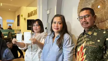 Prisilia, Tengah: Fitria, Kanan: Fahmi Bachmid