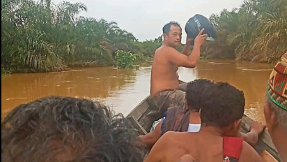 Banjir Parah, Sejumlah Warga Terjebak dan Bertahan Hidup Semalaman di atas Sebatang Balok yang Hanyut