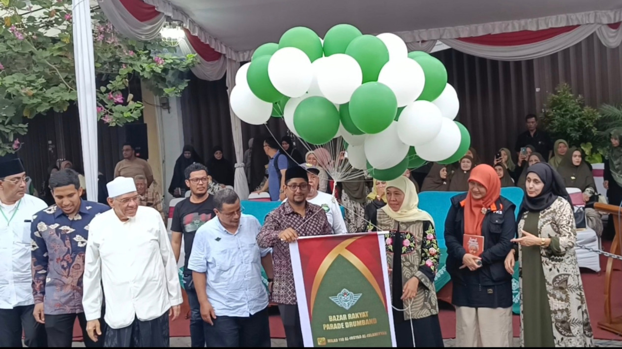 Jelang Debat Terakhir, Khofifah Diarak Drumband Al-Irsyad Keliling Ampel
            - galeri foto