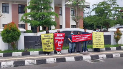 Desak Segera Dibayarkan Keterlambatan Gaji, Bonus, Hingga Iuran BPJS, Para Eks Karyawan Perusahaan Fintech Lakukan Aksi Diam