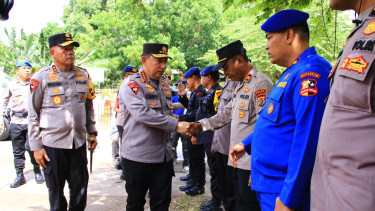 Kapolri Tinjau Posko Pengungsi Erupsi Gunung Lewotobi di NTT