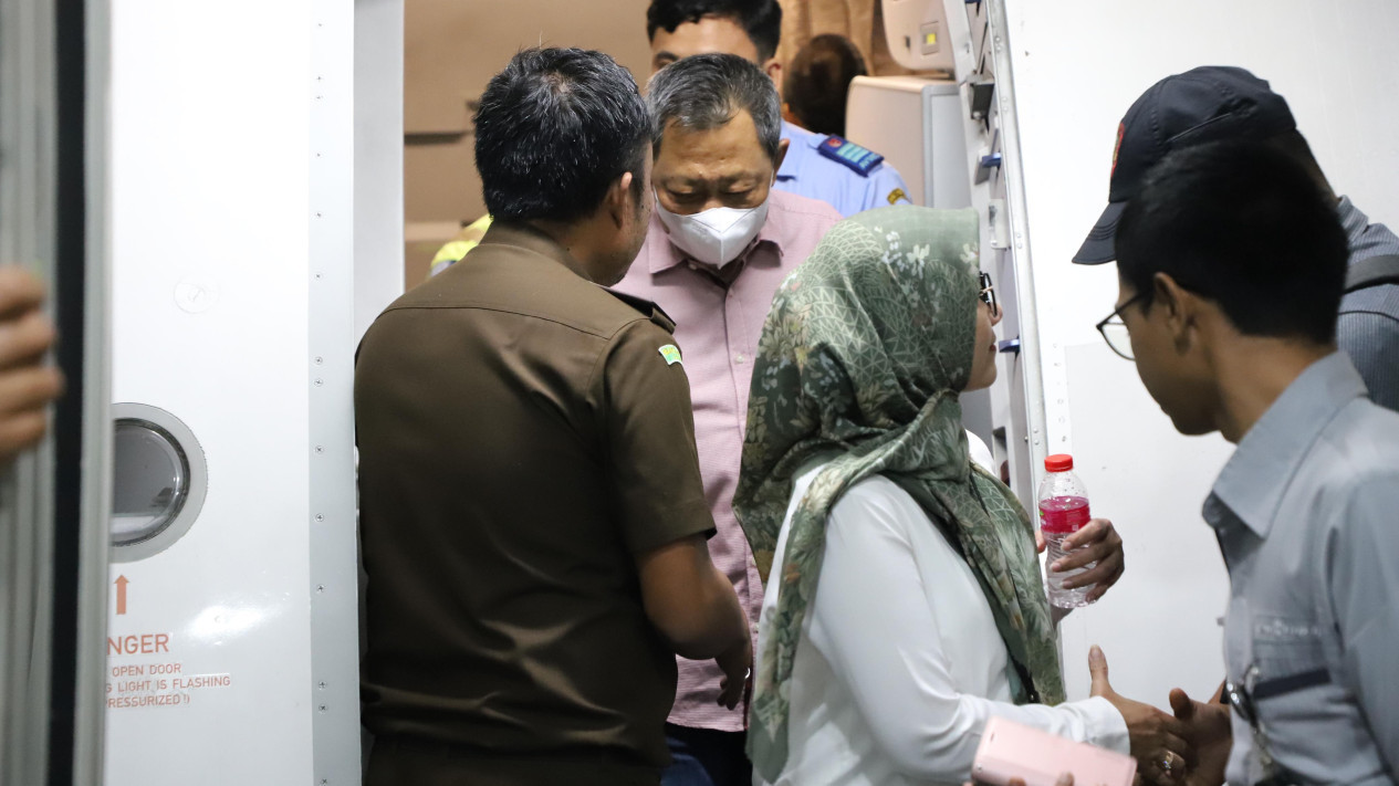 Proses Pengamanan Bos Sriwijaya Air Hendry Lie Tersangka Korupsi Timah di Bandara Soetta
            - galeri foto