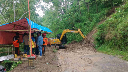 Hujan Deras Picu Longsor di Jalur Wisata Telaga Ngebel, Akses Jalan Tertutup Total