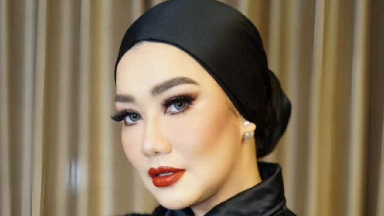 Mencuat, Kasus Berlian Rp150 M Reza Artamevia, Angelina Sondakh Syok hingga Beri Doa Ini
            - galeri foto