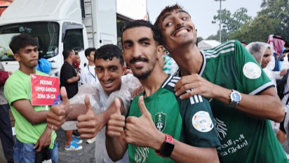 Pengakuan Suporter Arab Saudi Sempatkan Shalat di SUGBK, Meski Green Falcons Mulai Ditekuk Timnas Indonesia