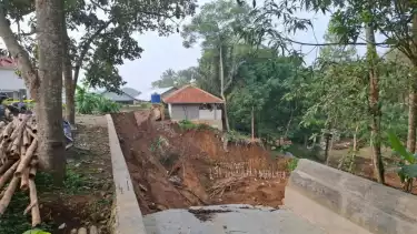 Dinding pematang kolam Pondok Pesantren (Ponpes) Darussyifa Al-Fithroh Yaspida di Kecamatan Kadudampit, Kabupaten Sukabumi, Jawa Barat alami longsor