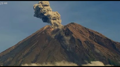 Gunung Semeru Erupsi, Semburkan Kolom Abu Setinggi 900 Meter, Warga dan Penambang Pasir Diimbau Waspada